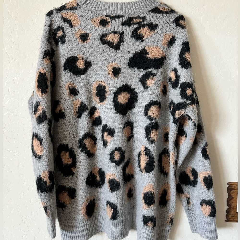 Leopard fuzzy sweater - Picture 2 of 2